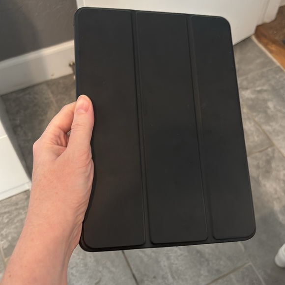 Apple iPad Air 2 2nd Generation- 32 GB - Picture 2 of 3